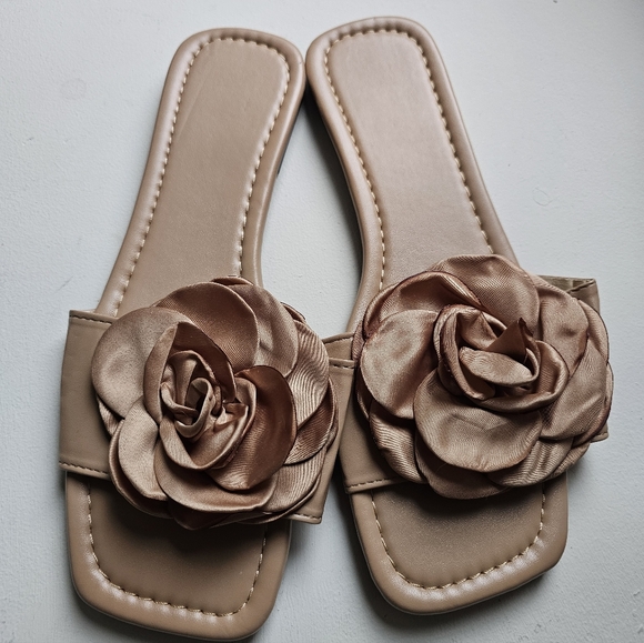 Elegant Tan Floral Women's Slide Sandals Size 9.5 NWOT - Picture 6 of 9
